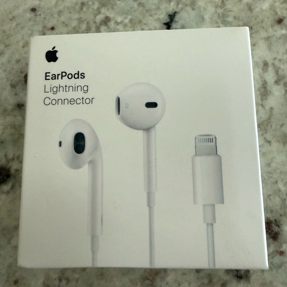 NWT Apple Wired EarPods with Lightning Connector - White